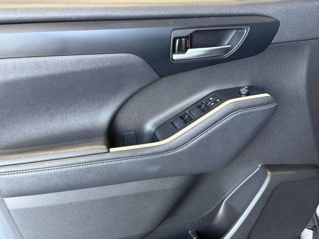 Used 2023 Toyota Highlander XLE image 19