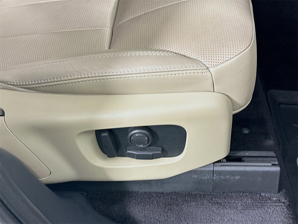 Used 2020 Land Rover Discovery Landmark image 23