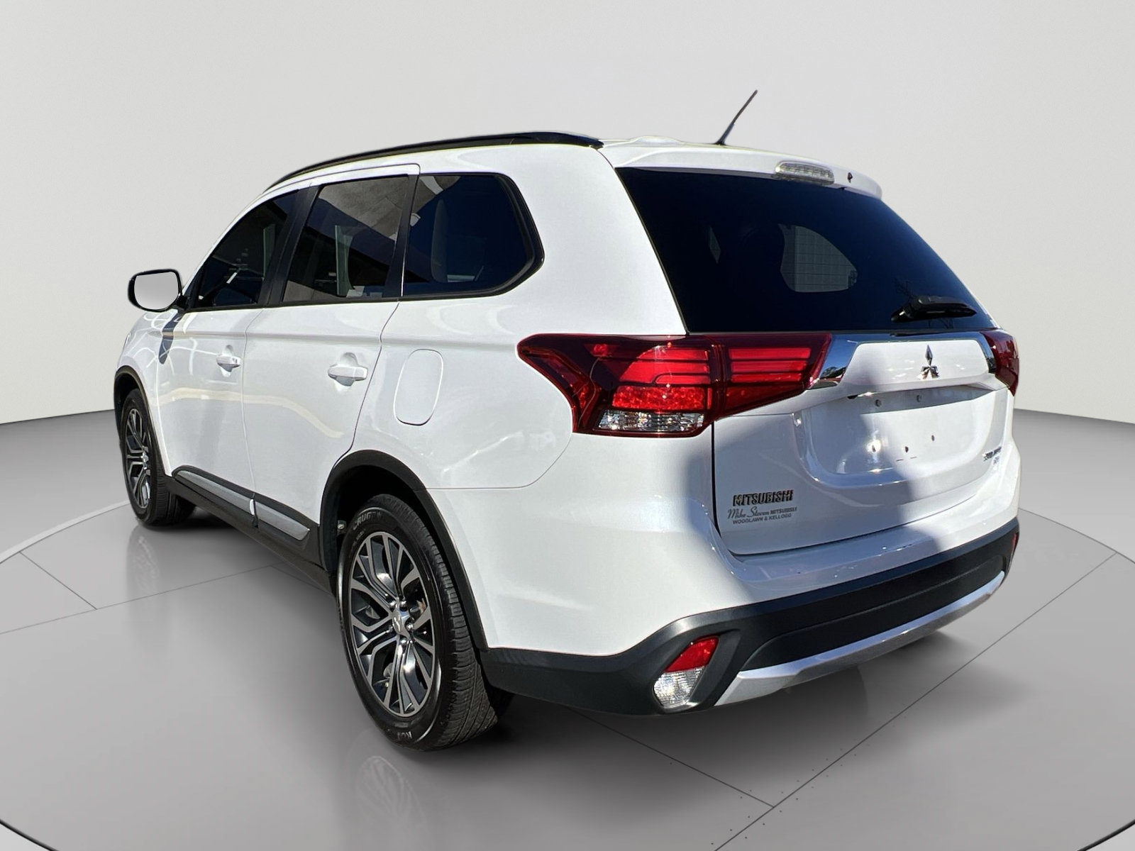 Used 2016 Mitsubishi Outlander SE AWD/4WD image 3