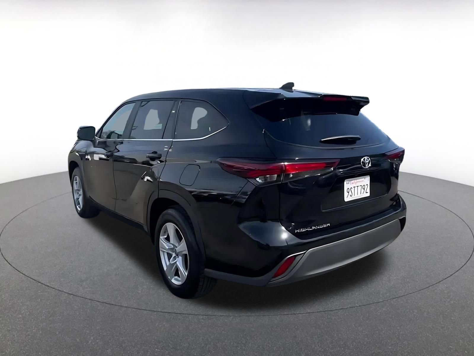Used 2025 Toyota Highlander LE image 11