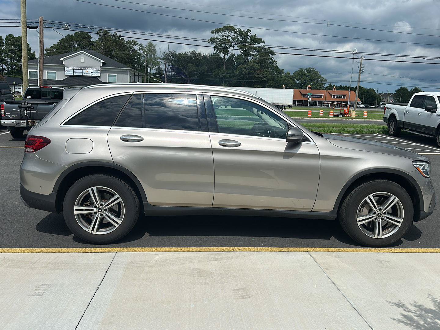 Used 2021 Mercedes-Benz GLC 300 4MATIC image 4