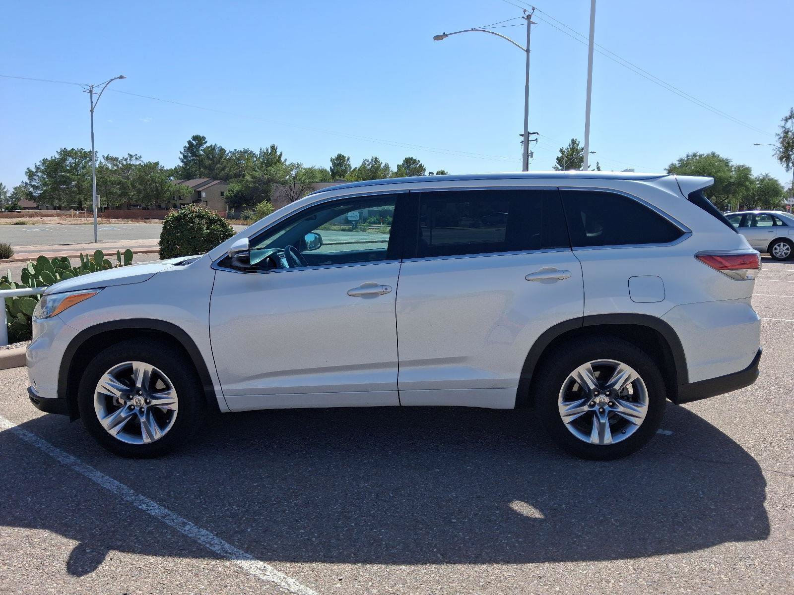 Used 2014 Toyota Highlander Limited FWD image 2