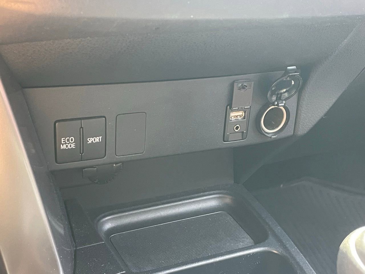 Used 2018 Toyota RAV4 LE w/ Carpet Mat Package image 10