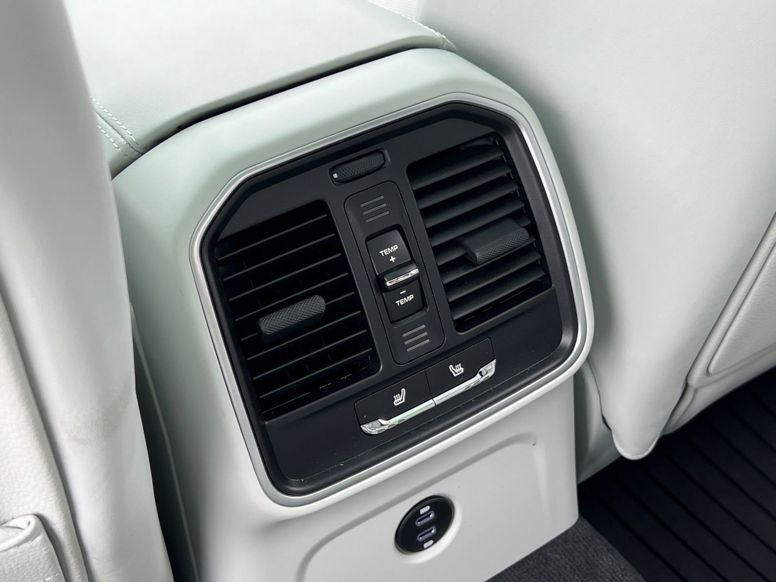 Certified 2025 Porsche Macan image 17