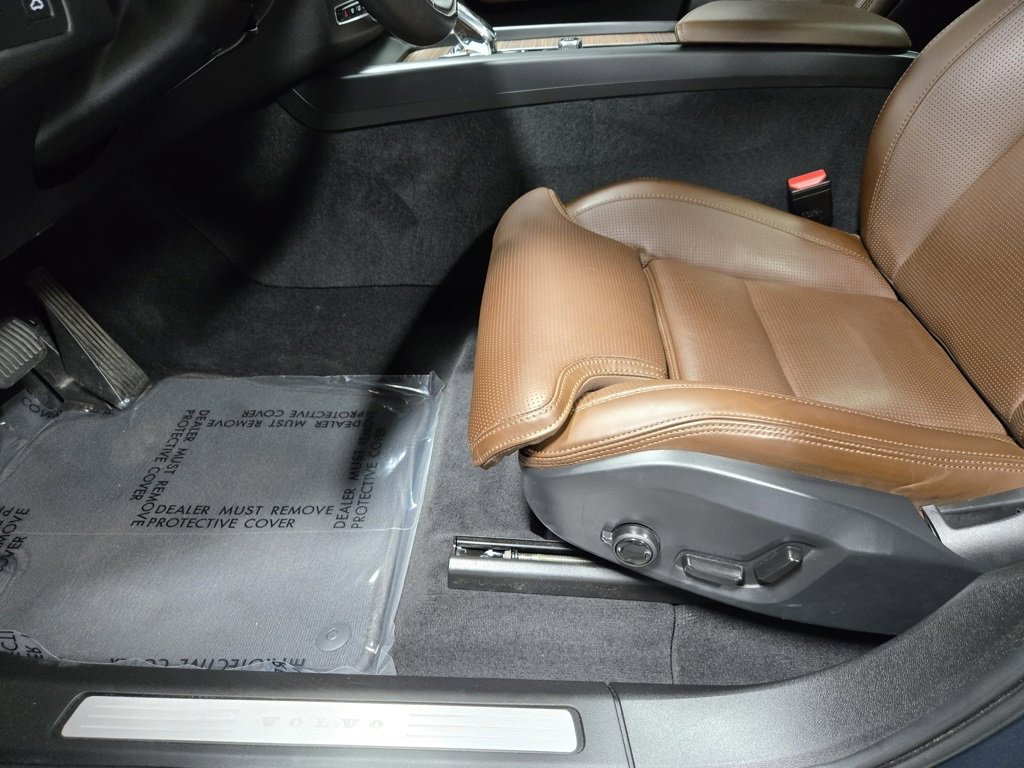 Used 2022 Volvo XC60 B5 Inscription w/ Advanced Package image 11