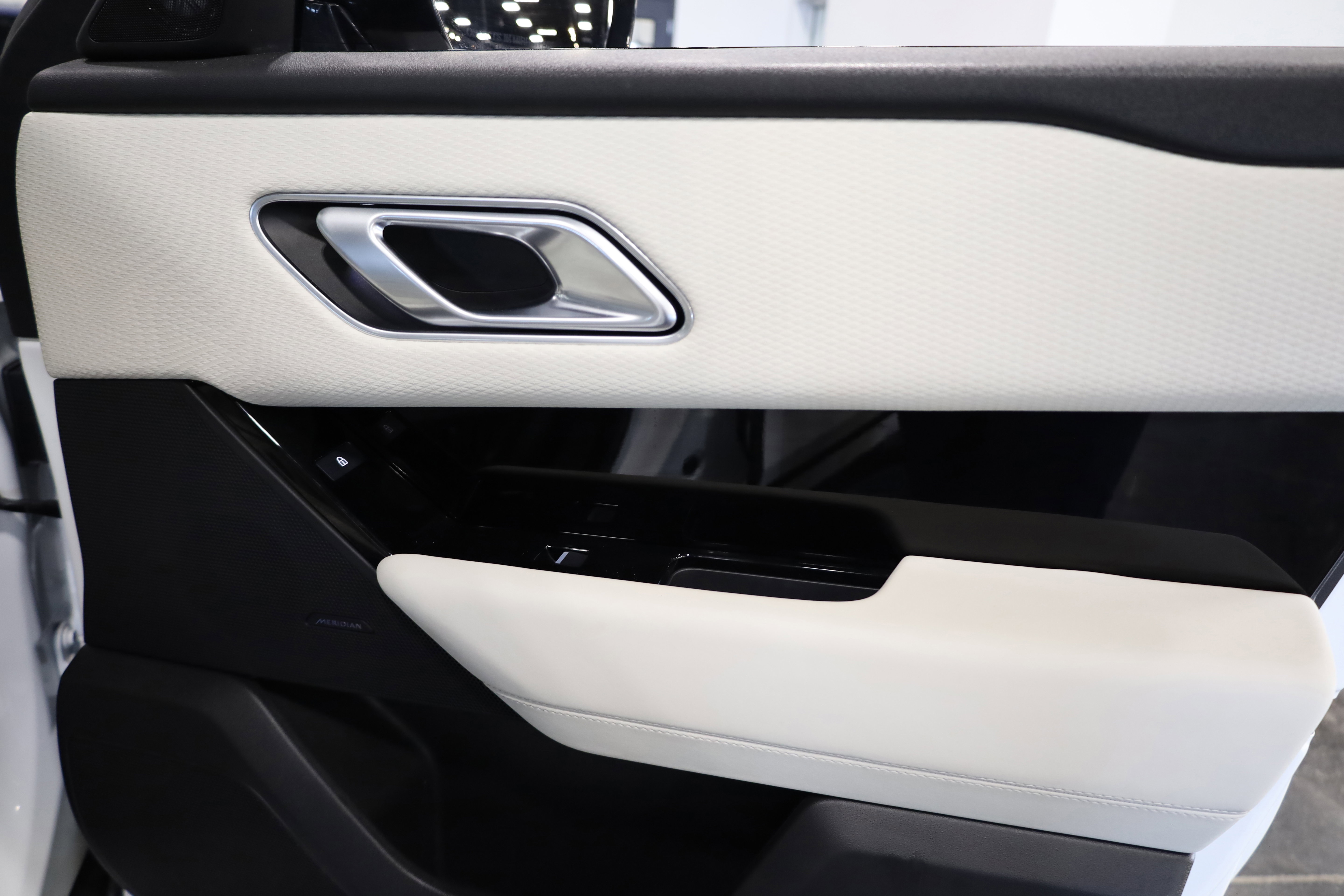 Used 2023 Land Rover Range Rover Velar R-Dynamic S image 40