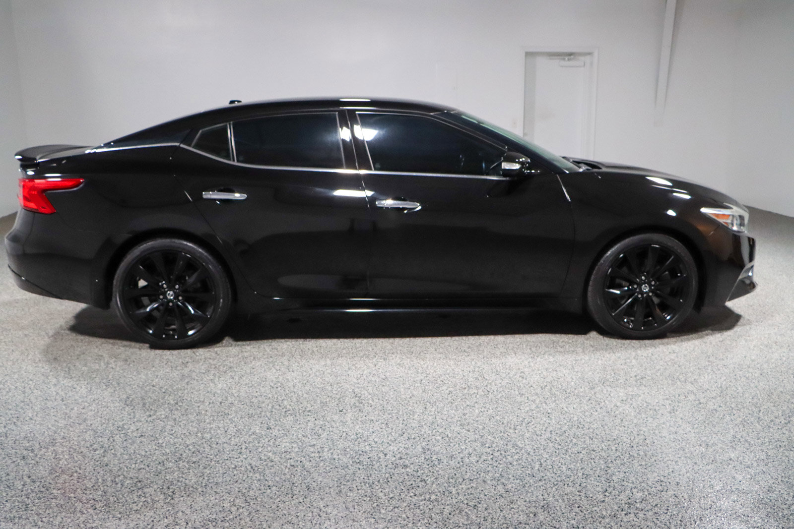 Used 2017 Nissan Maxima SR w/ Midnight Edition image 6