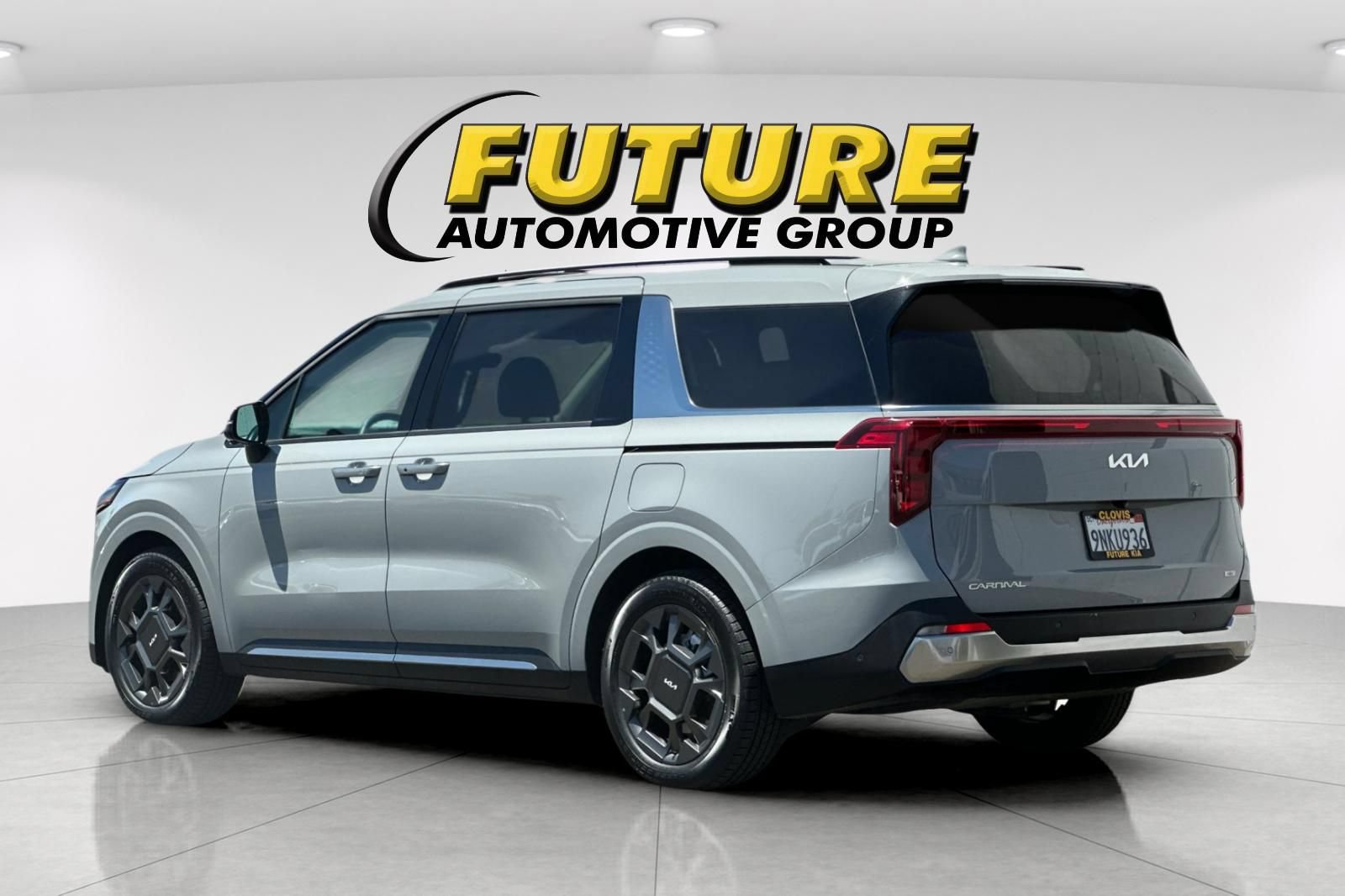 Certified 2025 Kia Carnival SX FWD image 6