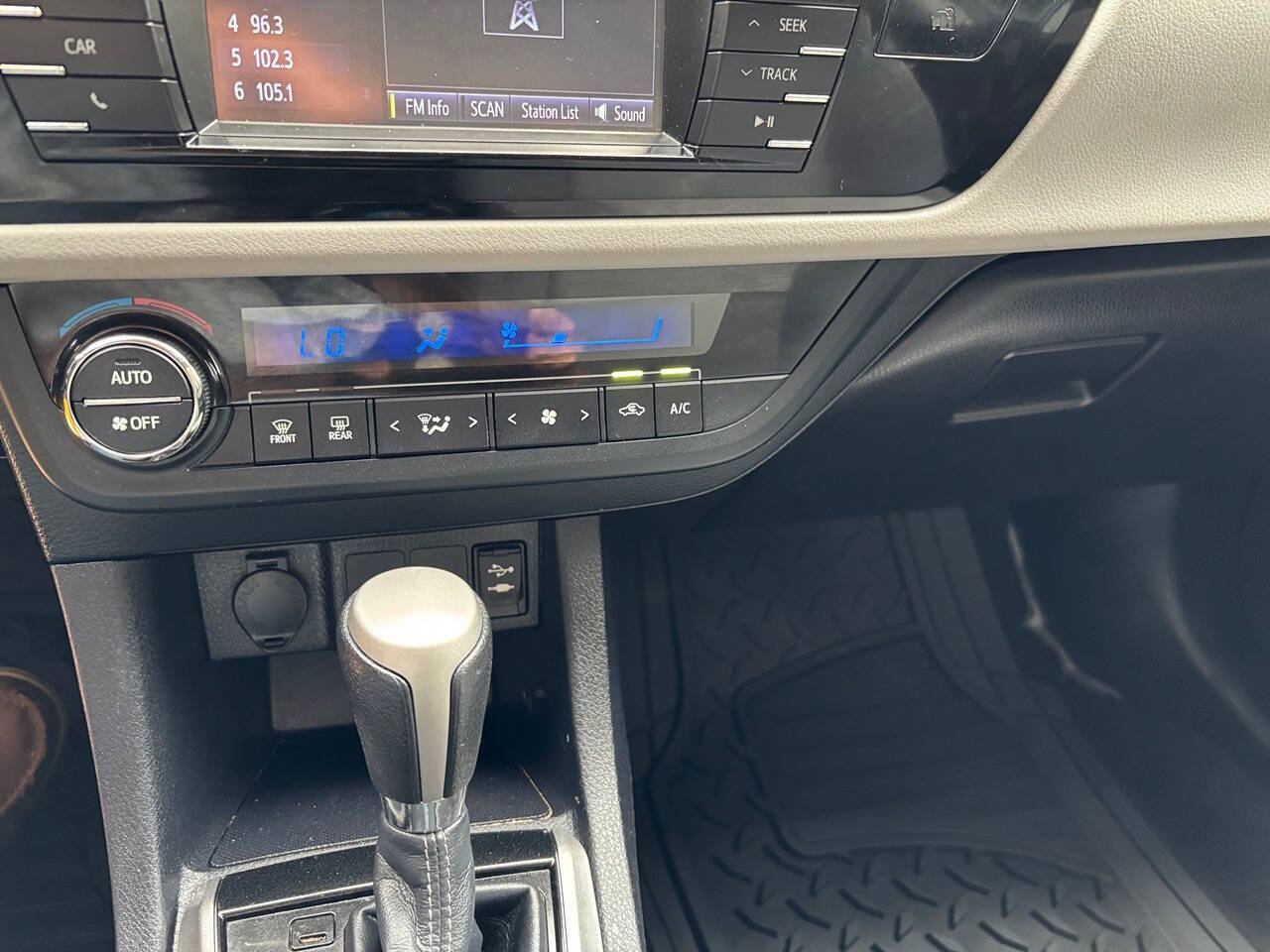 Used 2015 Toyota Corolla LE FWD image 29