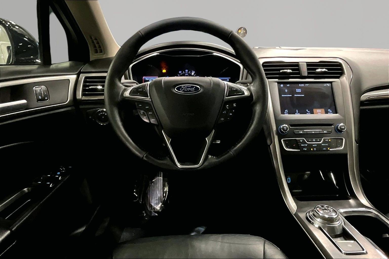 Used 2017 Ford Fusion SE w/ Fusion SE Technology Package FWD image 8