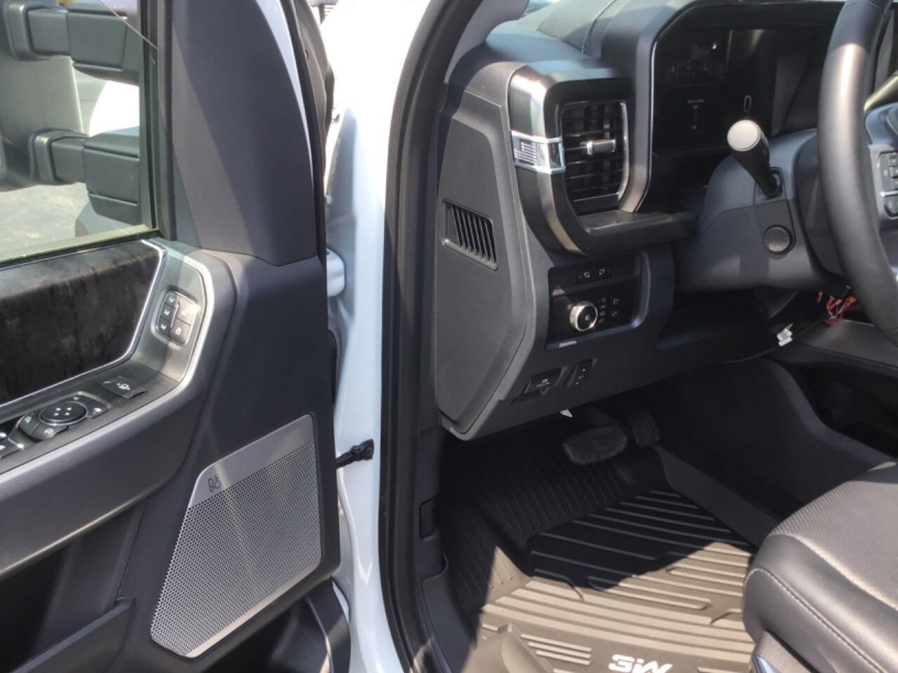 Used 2024 Ford F550 4x4 Crew Cab Super Duty image 9