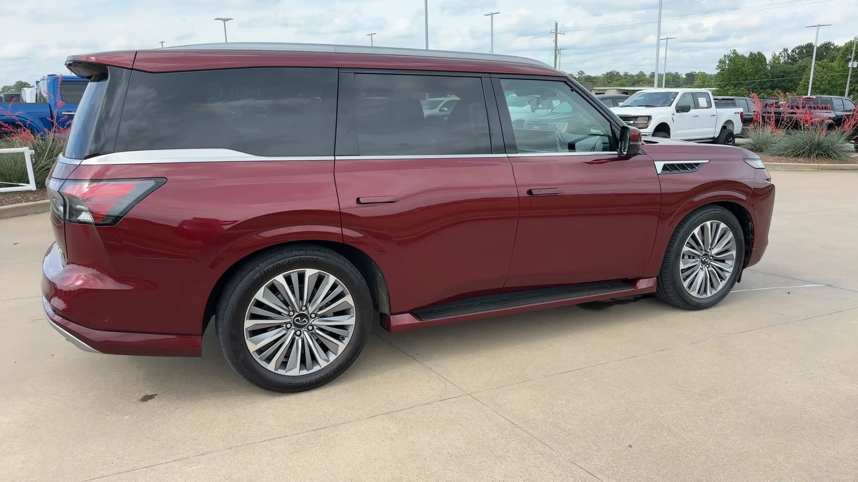 Used 2025 INFINITI QX80 Sensory AWD/4WD image 9