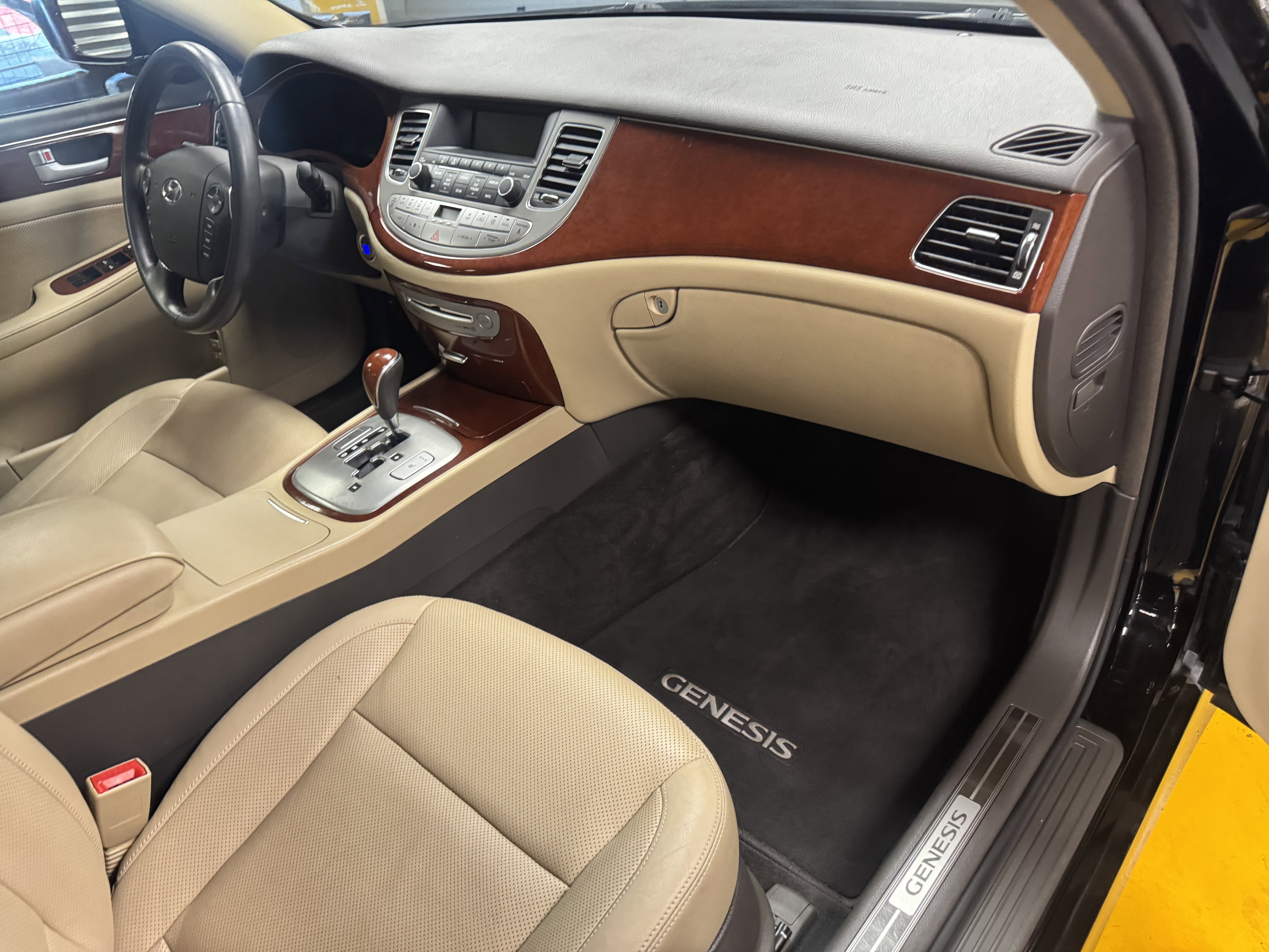 Used 2014 Hyundai Genesis 3.8 image 13