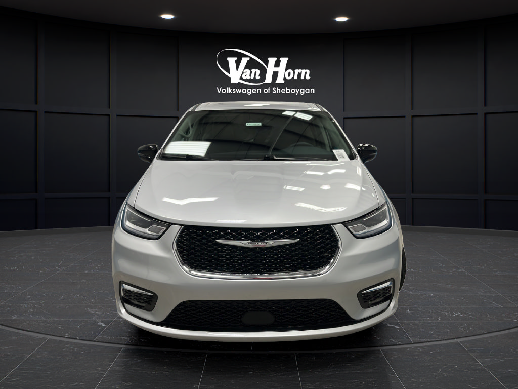 Used 2024 Chrysler Pacifica Touring-L FWD image 2