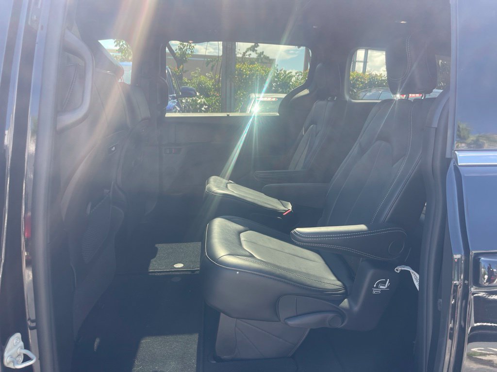 Used 2025 Chrysler Pacifica Select AWD/4WD image 9