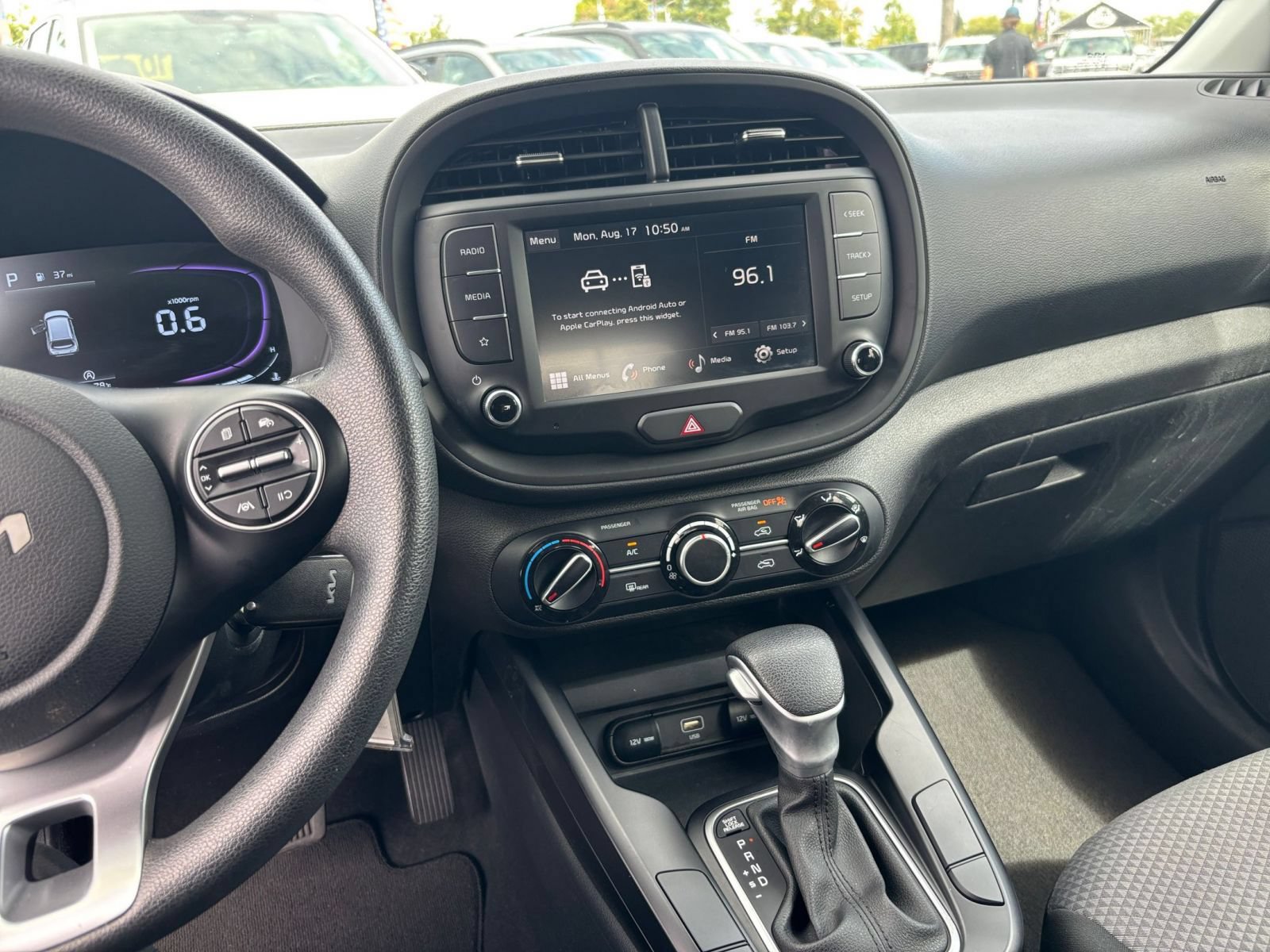 Used 2025 Kia Soul LX w/ LX Technology Package FWD image 14