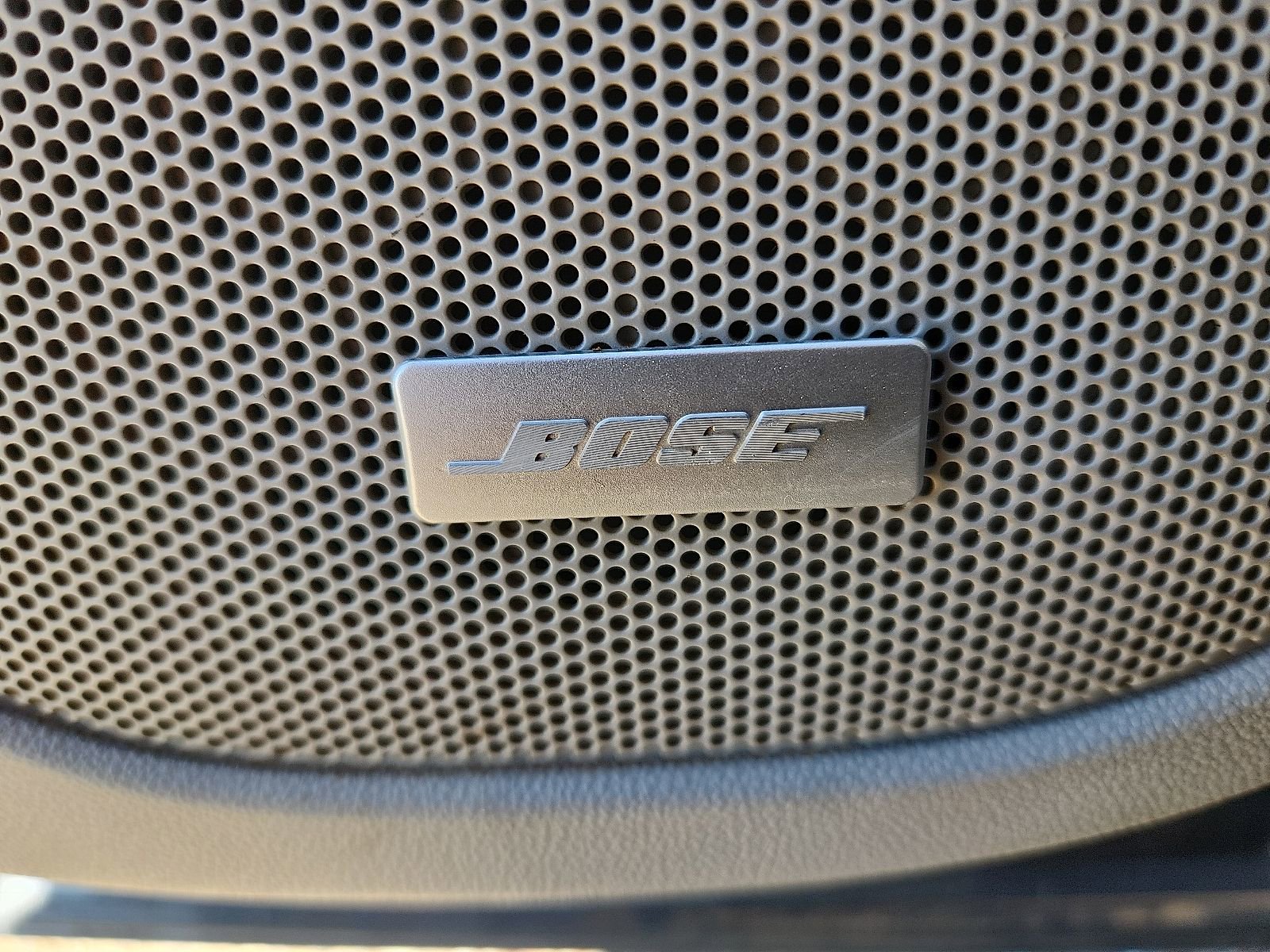 Used 2022 GMC Acadia SLT w/ Technology Package image 16