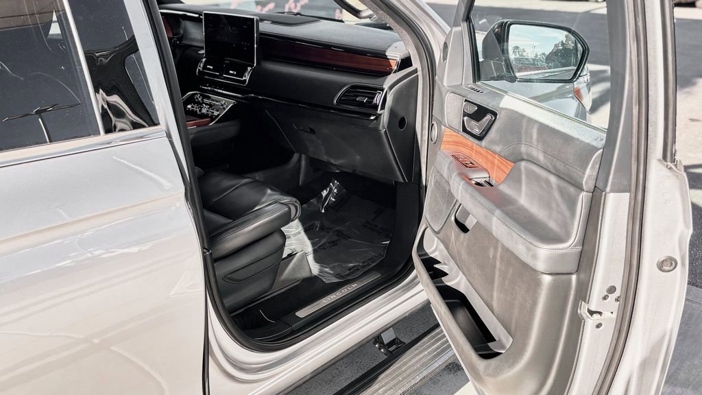 Used 2024 Lincoln Navigator L 4WD image 9