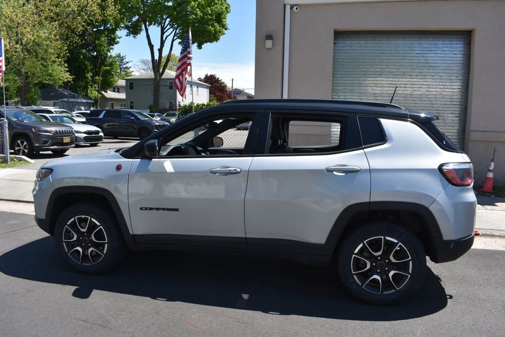 Used 2025 Jeep Compass Trailhawk w/ Trailer Tow Group AWD/4WD image 9