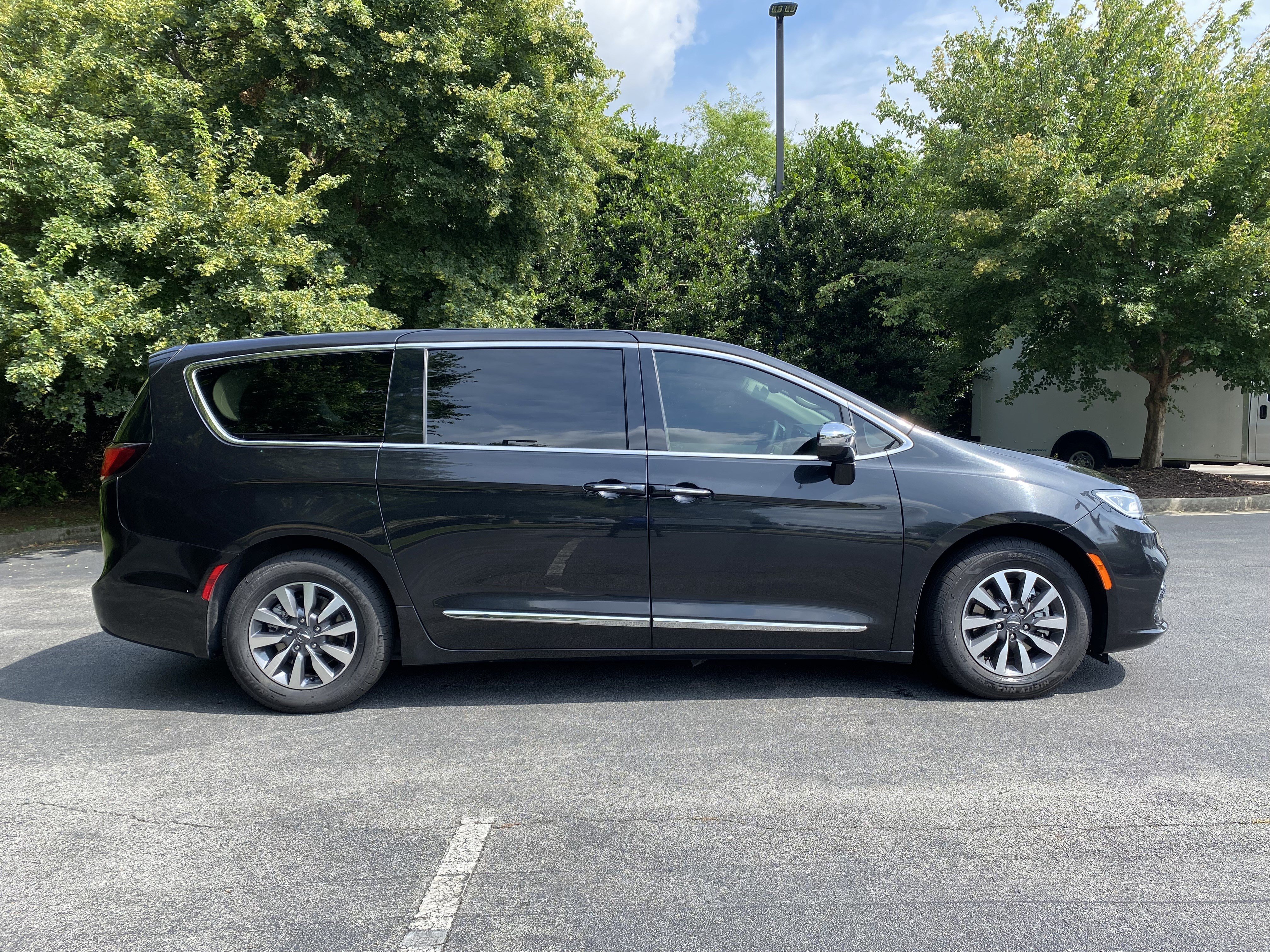 Used 2023 Chrysler Pacifica Limited FWD image 10