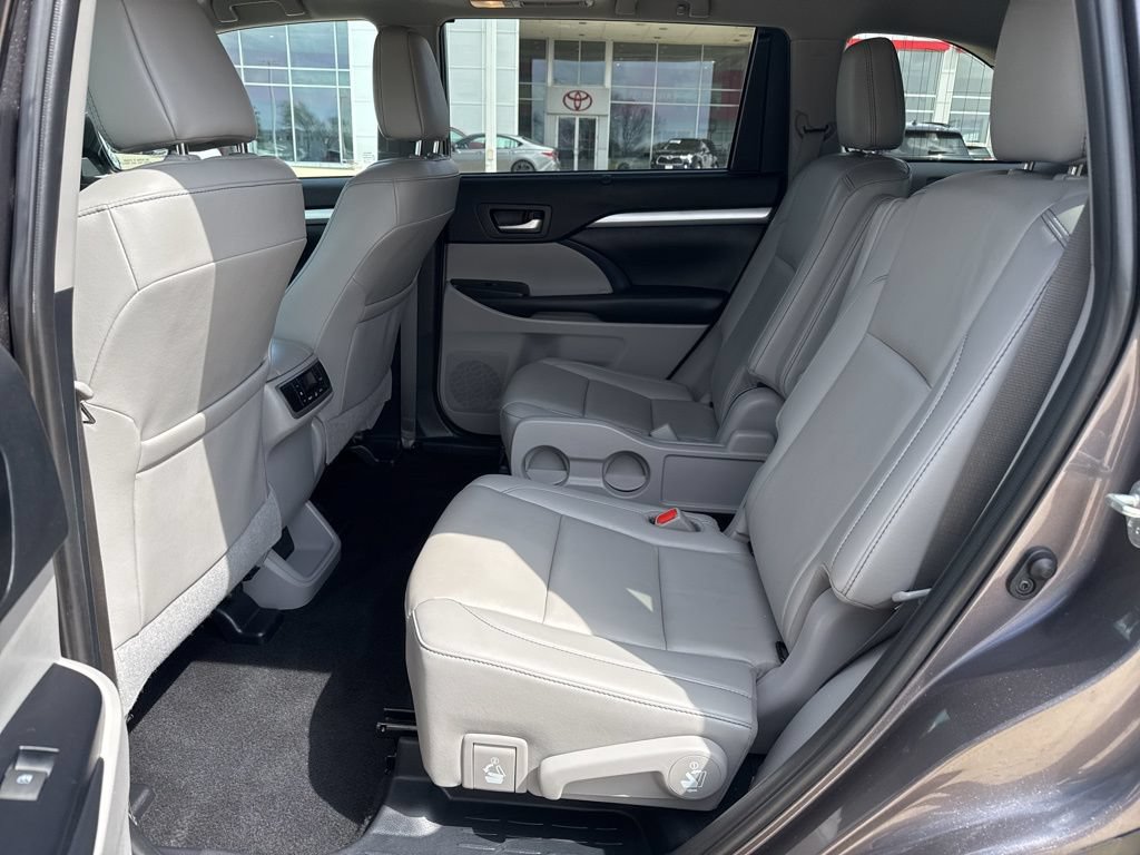 Used 2019 Toyota Highlander XLE AWD/4WD image 10