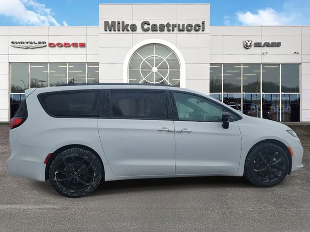 New 2026 Chrysler Pacifica Limited image 3