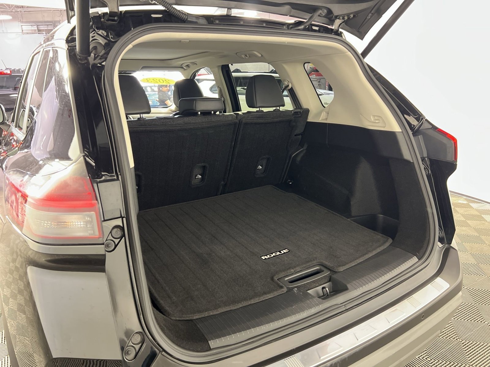 Used 2023 Nissan Rogue SV w/ SV Premium Package image 25