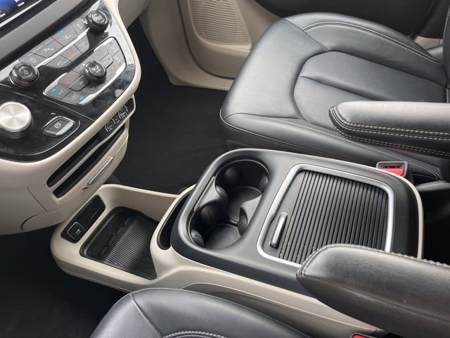 Used 2024 Chrysler Pacifica Touring-L image 36