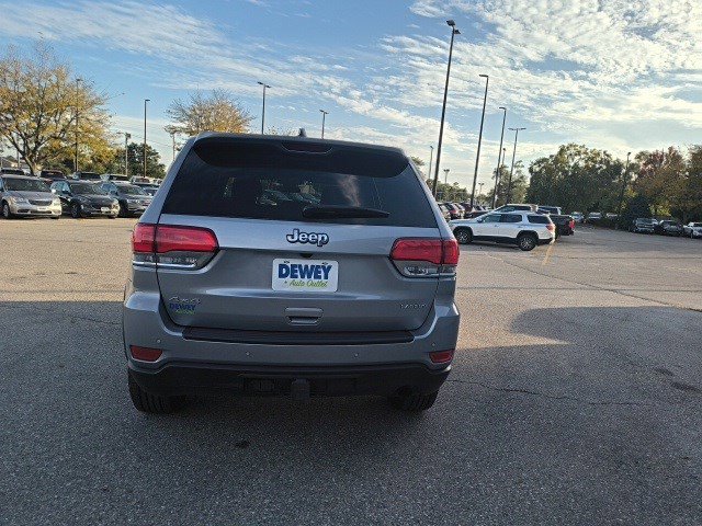 Used 2019 Jeep Grand Cherokee Laredo image 4