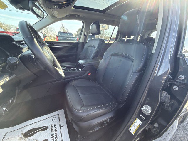 Used 2022 Jeep Grand Cherokee L Limited w/ Black Appearance Package image 13