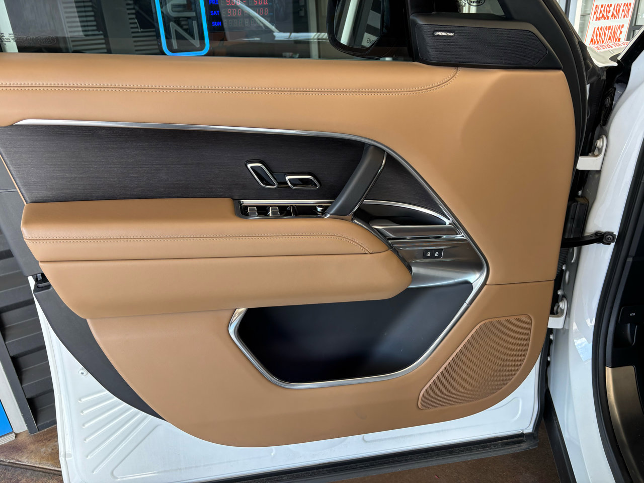 Used 2023 Land Rover Range Rover SE image 19