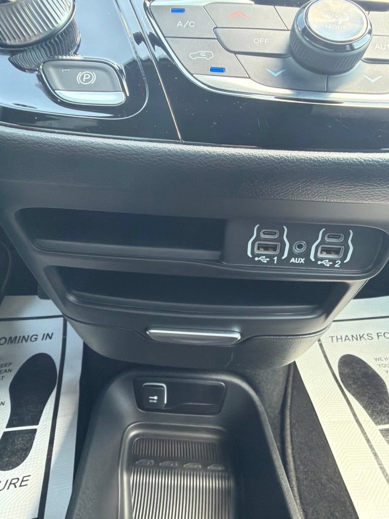 Used 2025 Chrysler Pacifica Select FWD image 13
