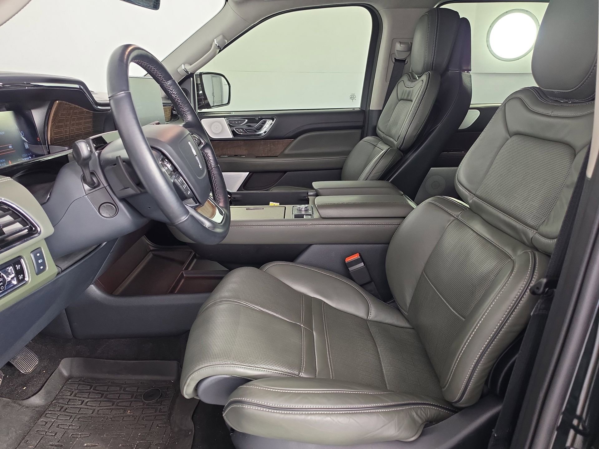 Used 2024 Lincoln Navigator L Black Label AWD/4WD image 9