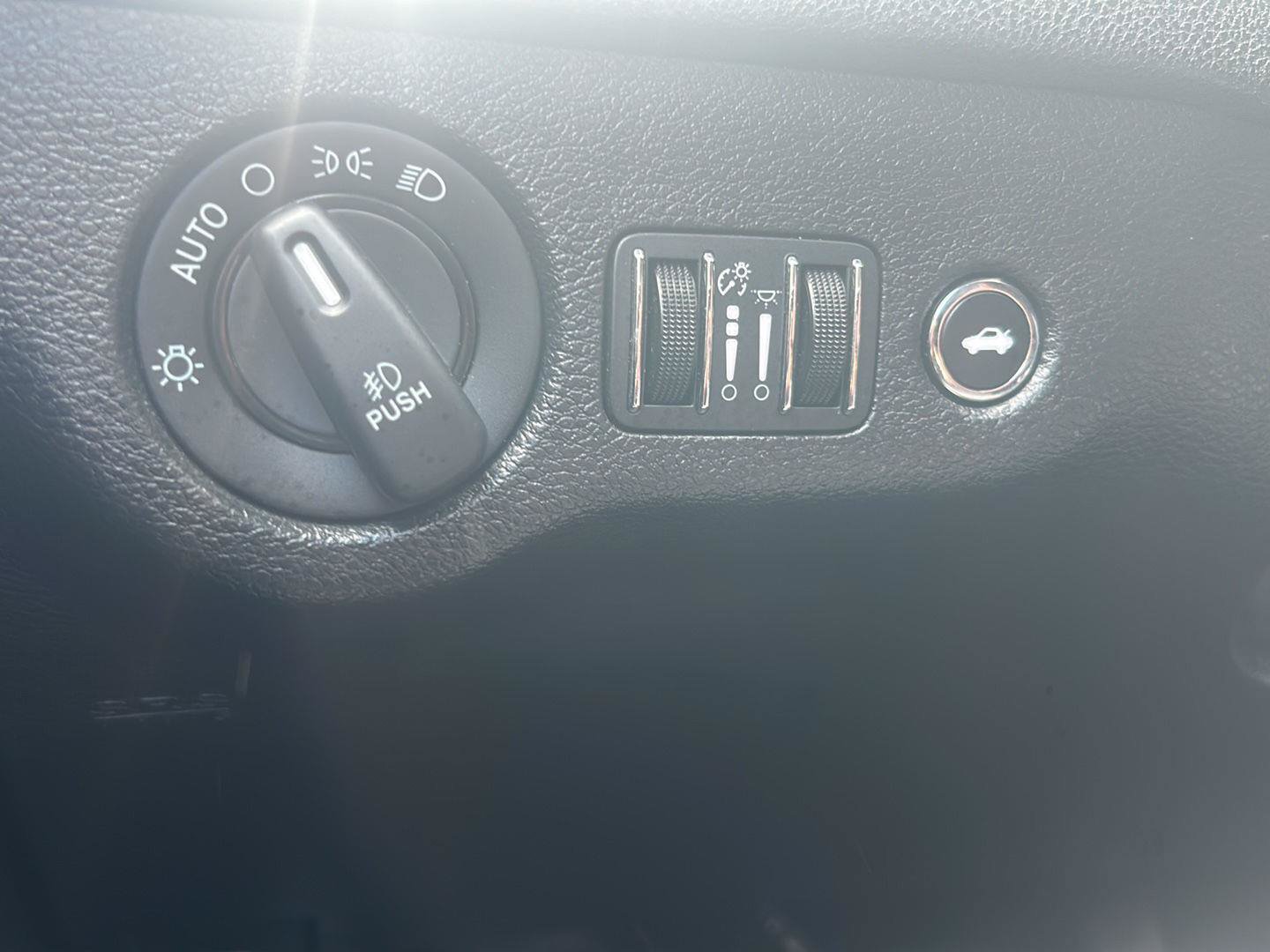 Used 2014 Chrysler 300 C RWD image 18