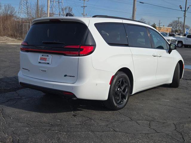 Certified 2025 Chrysler Pacifica Premium image 11