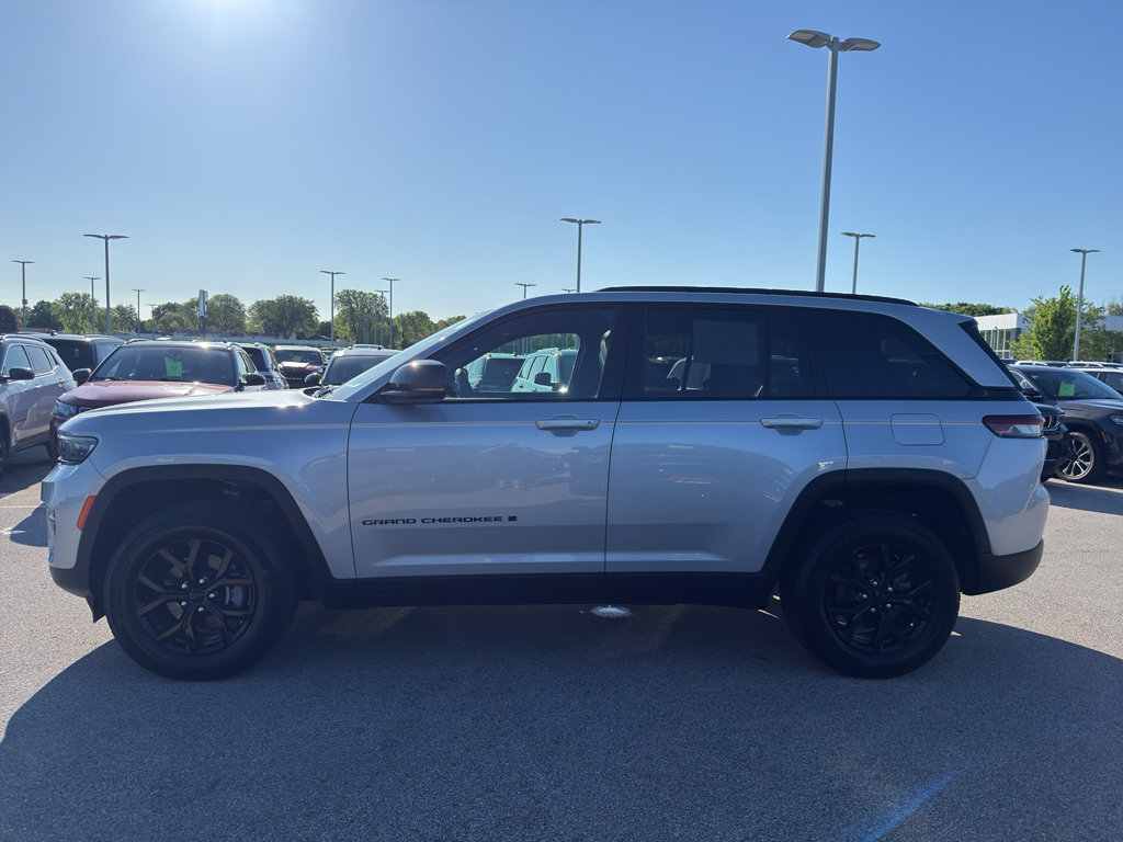 Used 2024 Jeep Grand Cherokee Altitude AWD/4WD image 6