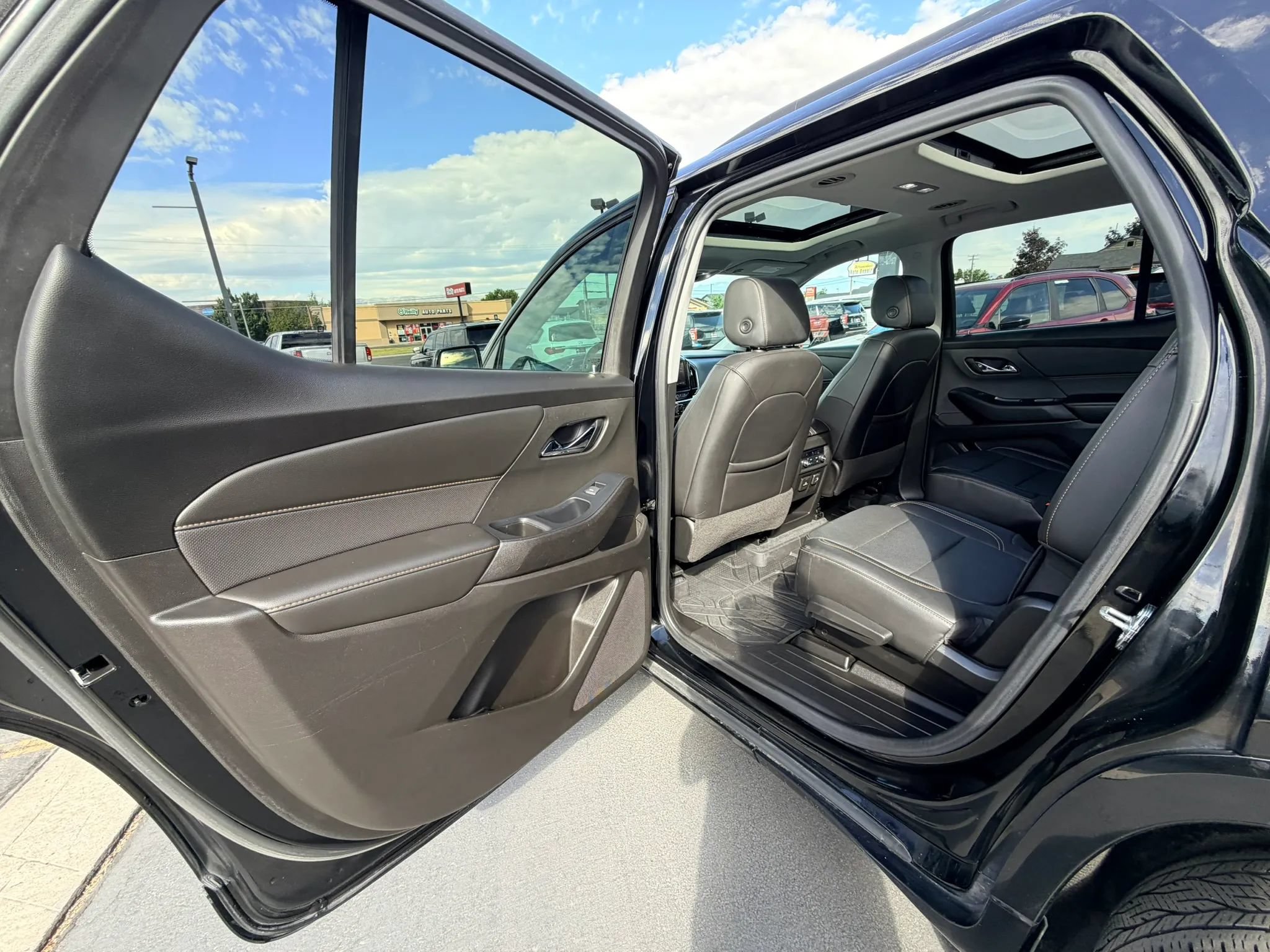 Used 2021 Chevrolet Traverse Premier w/ Redline Edition AWD/4WD image 22