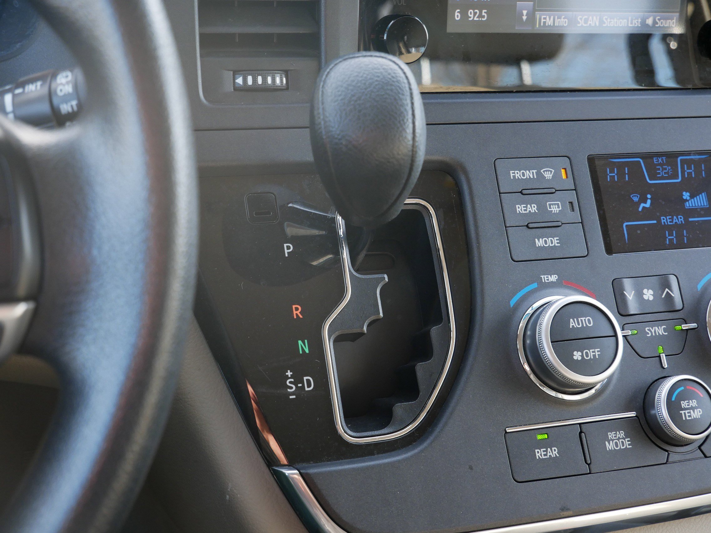 Used 2015 Toyota Sienna L image 25