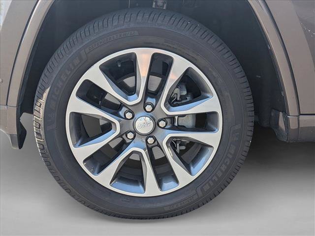 Used 2017 Jeep Grand Cherokee Overland w/ Jeep Active Safety Group AWD/4WD image 23