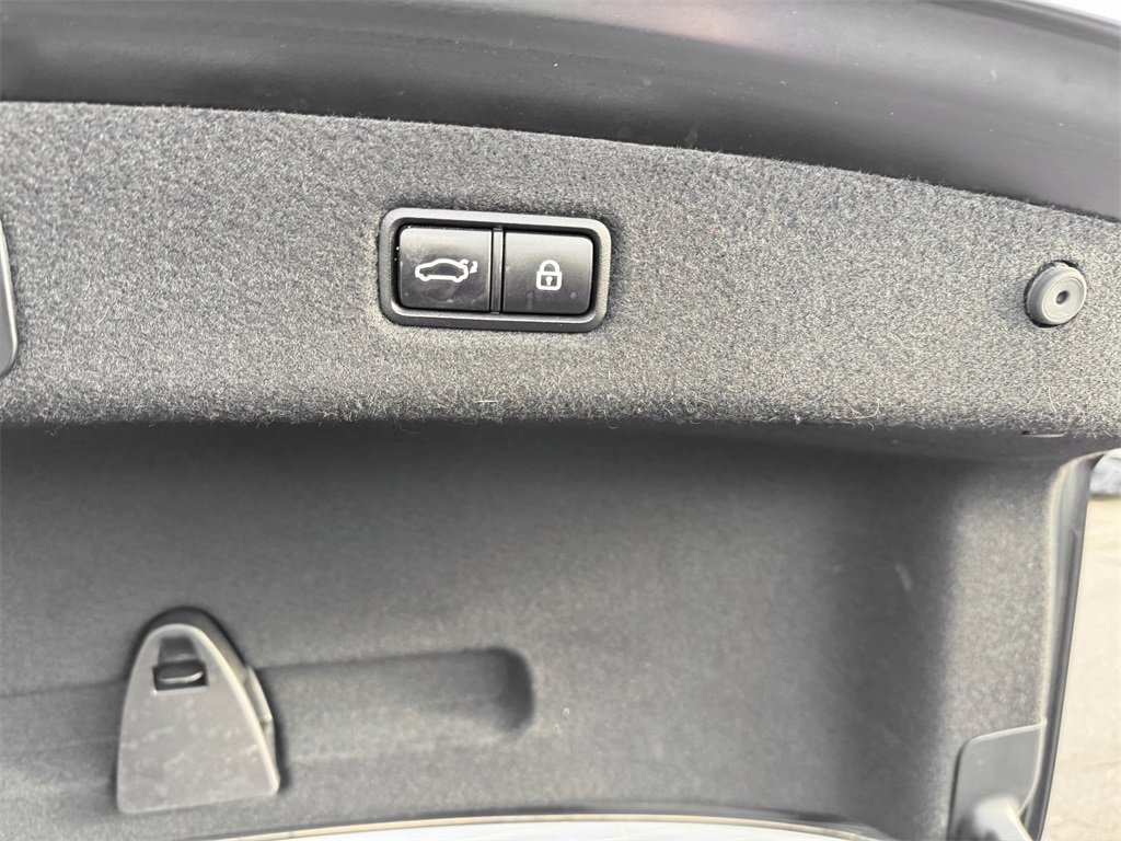 Used 2018 Genesis G90 3.3T Premium image 11