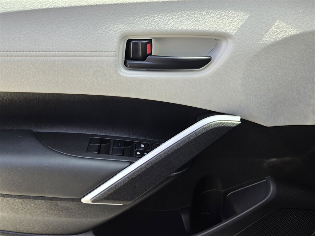Used 2025 Toyota Corolla Cross L image 24