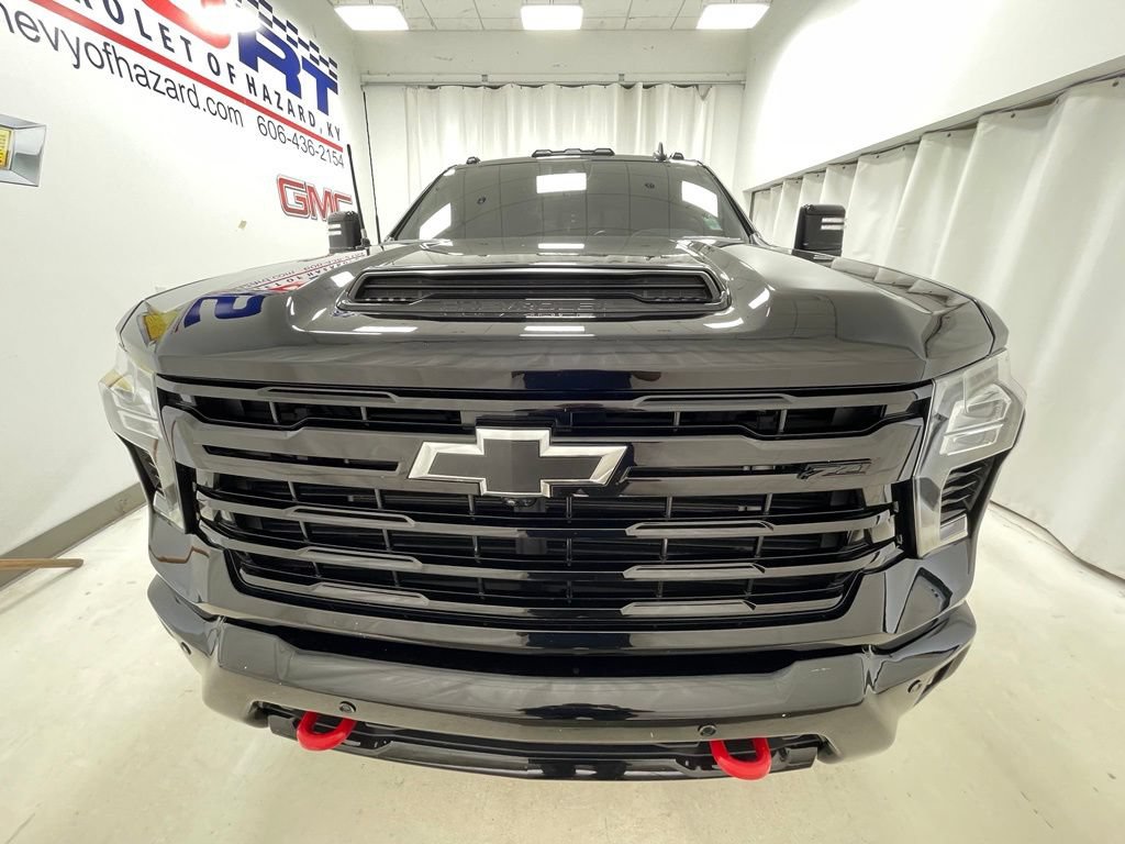Used 2025 Chevrolet Silverado 2500 LT w/ Trail Boss Package AWD/4WD image 2