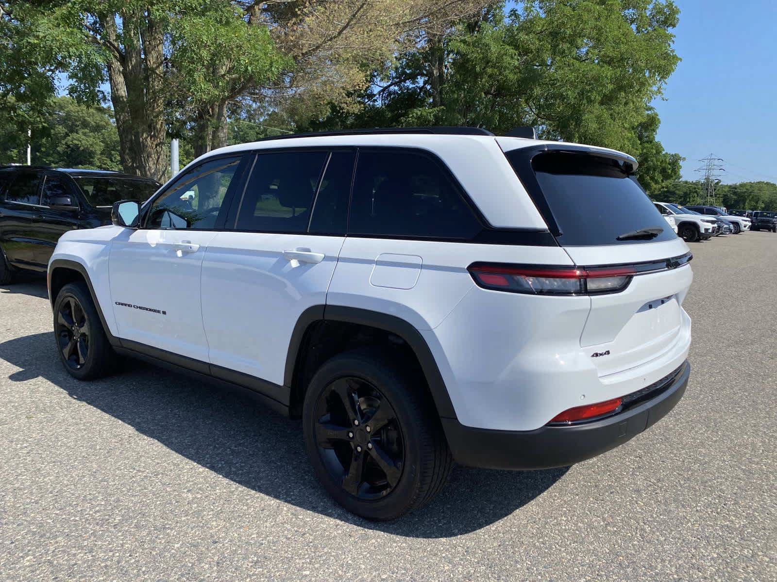 Used 2023 Jeep Grand Cherokee Altitude AWD/4WD image 7