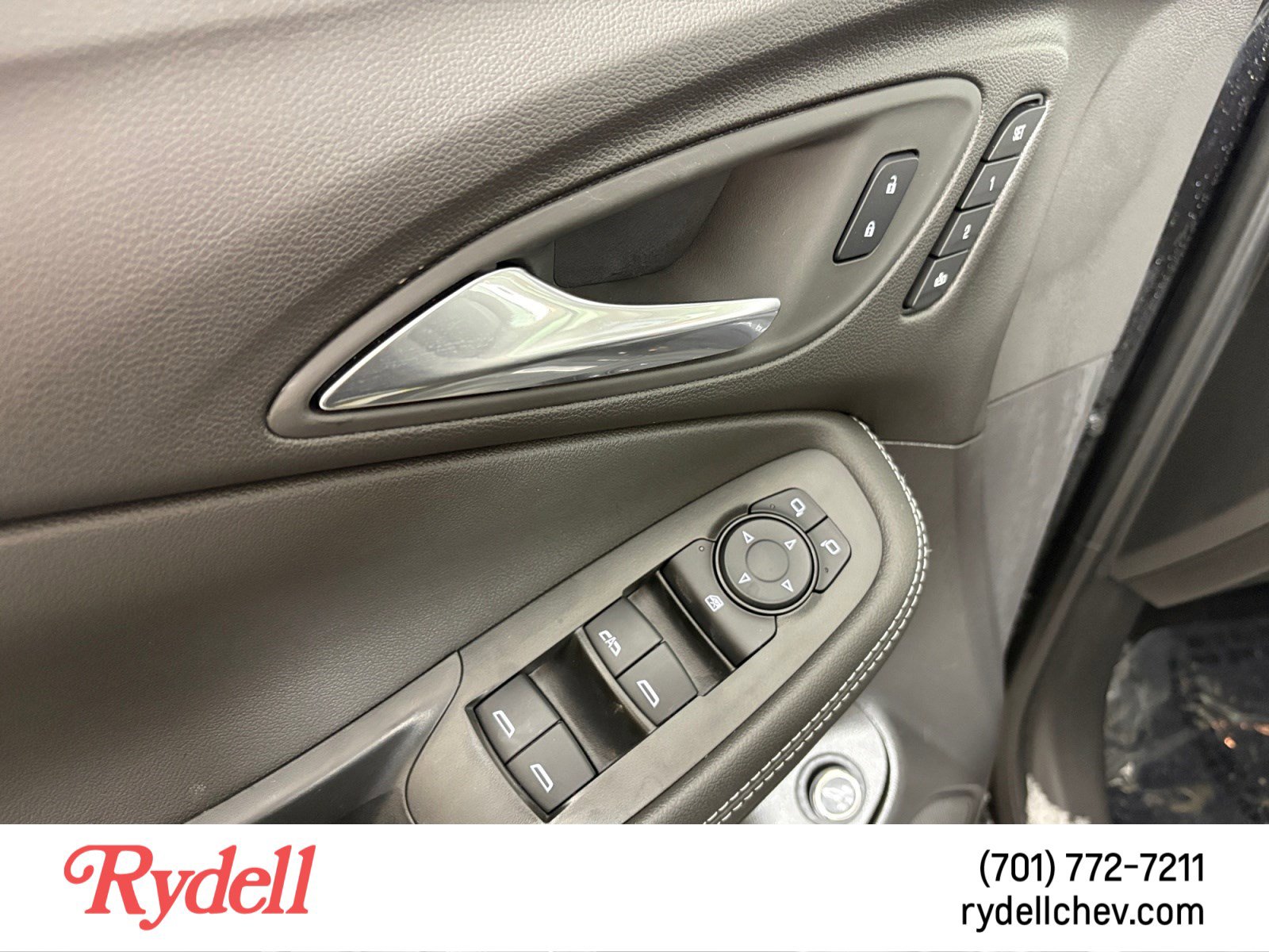 Used 2025 Buick Encore GX Avenir w/ Avenir Technology Package image 11