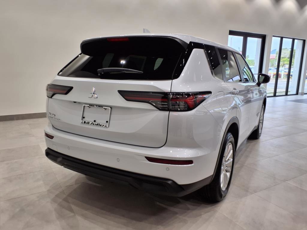 New 2025 Mitsubishi Outlander ES image 4
