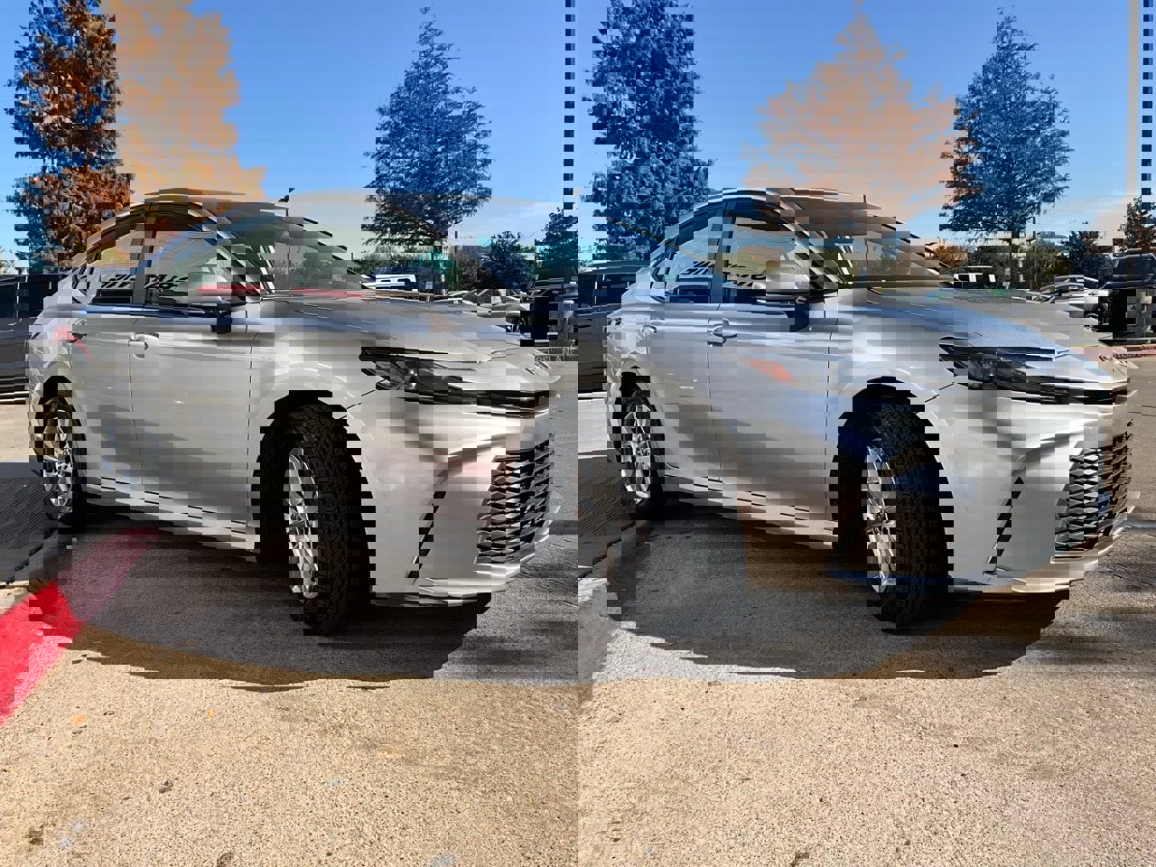 Used 2025 Toyota Camry LE image 5