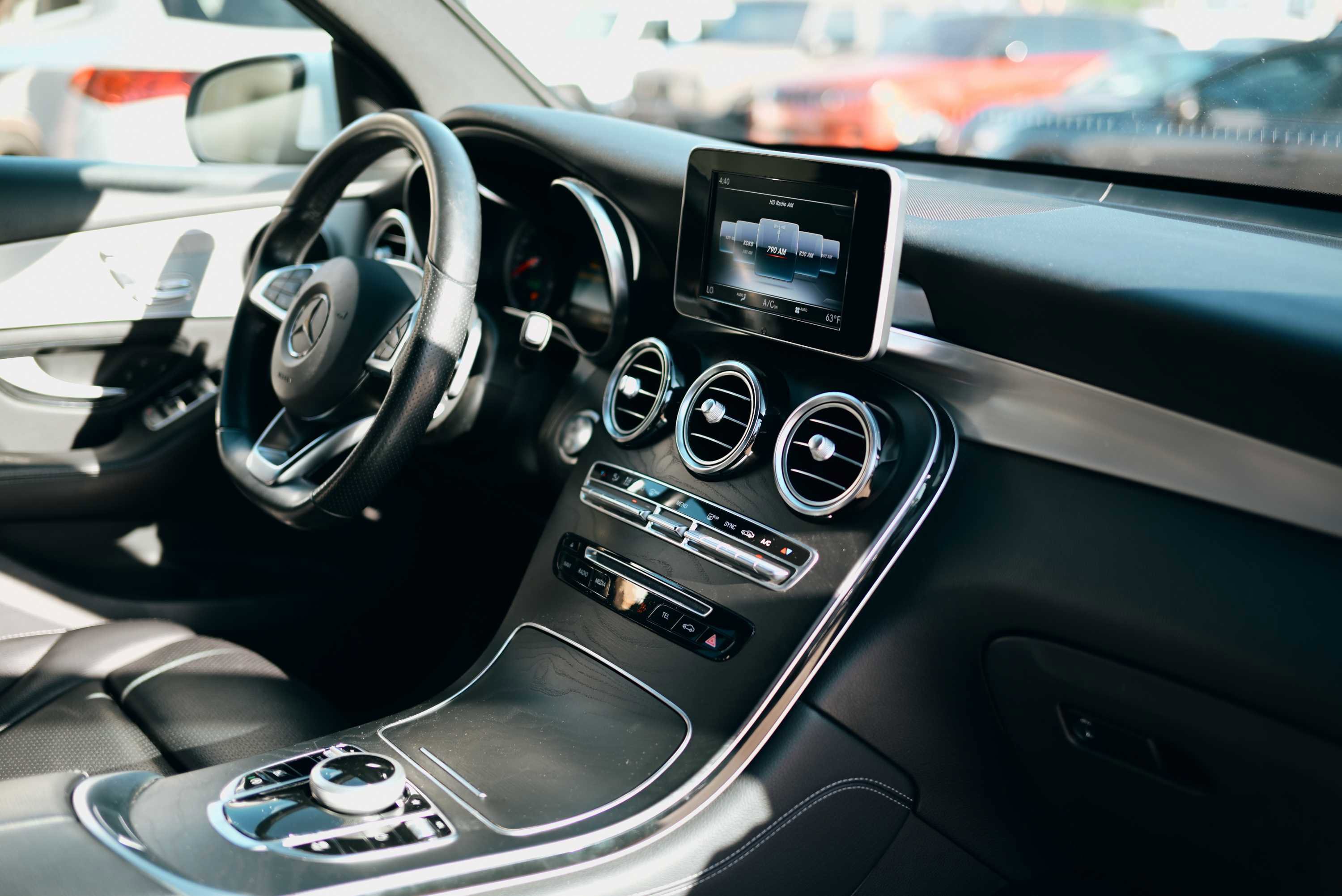 Used 2019 Mercedes-Benz GLC 300 w/ AMG Line image 18
