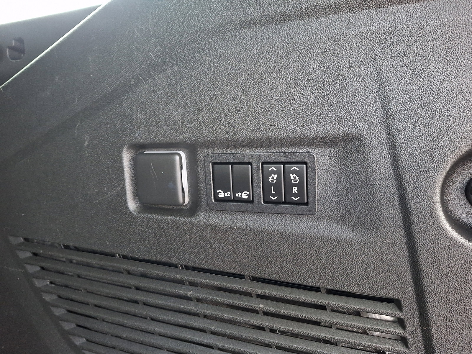 Used 2022 GMC Yukon XL AT4 image 30