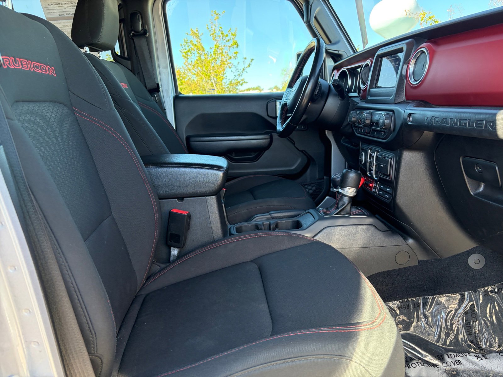 Used 2021 Jeep Wrangler Unlimited Rubicon w/ Cold Weather Group AWD/4WD image 32