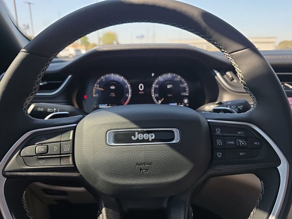 Used 2025 Jeep Grand Cherokee Limited image 16